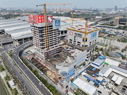 开云网站：空中连廊无缝衔接！新鸿基地产峻銮诠释湾区“好房子”标杆(图2)